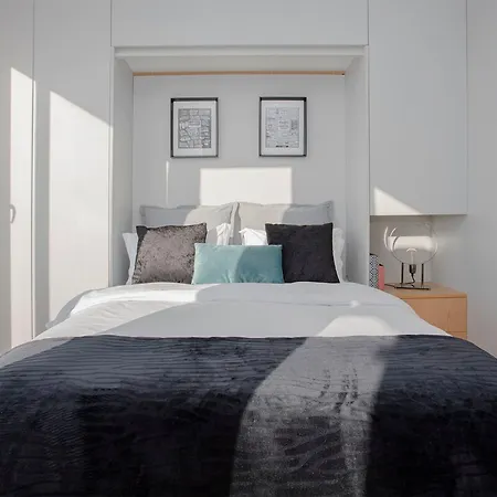 Liiiving In I Bright Light Apartment