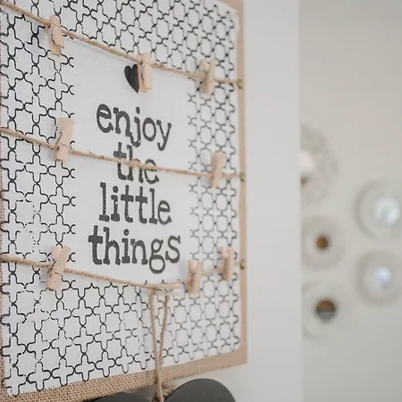 Liiiving In I Bright Light Apartment