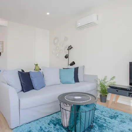 Liiiving In I Bright Light Apartment