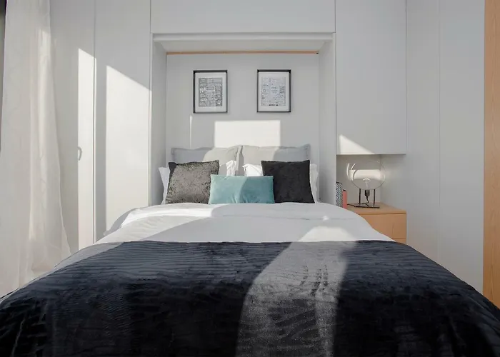 Liiiving In I Bright Light