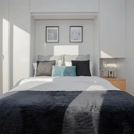 Liiiving In I Bright Light